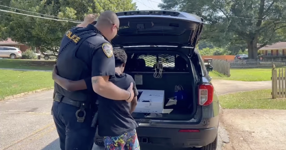 Georgia Policeman Gifts Local Boy a PlayStation 5